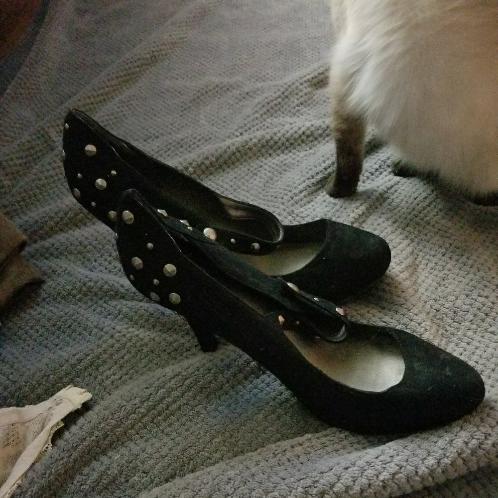 Candie's 4.5 inch suede studded pumps